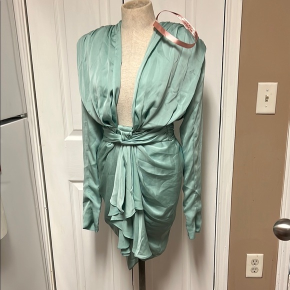 House of CB Green dress with Silky Fabric and Elegant Draping - Picture 3 of 8